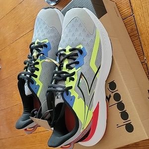 Diadora Mythos Volo 3Y size 6 (mens)